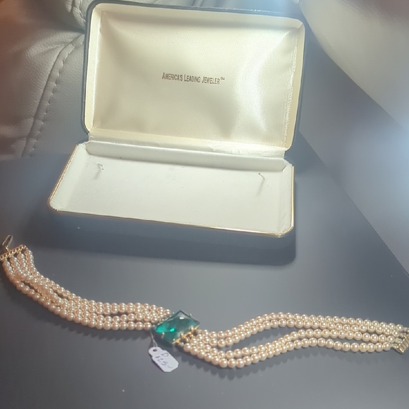 American's leading jeweler Jewelry - Very Vintage Elegant Pearl and Green Glass Stone Necklace